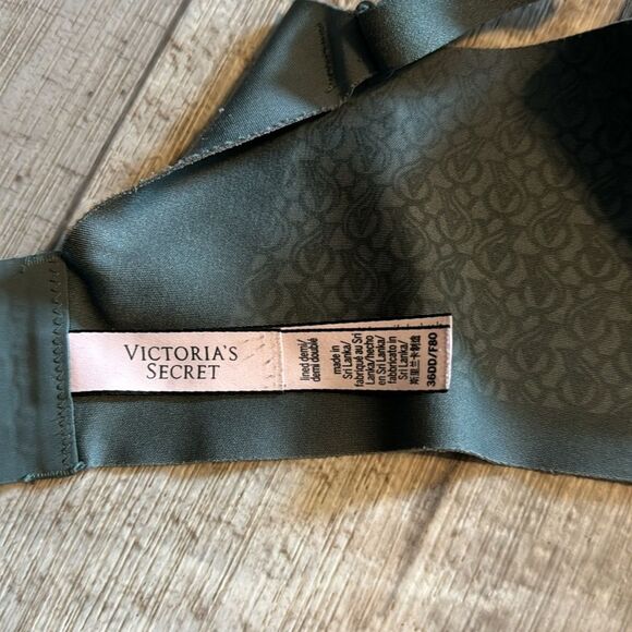 Victoria's Secret Black T-Shirt Bra with Molded Cups - Picture 10 of 11